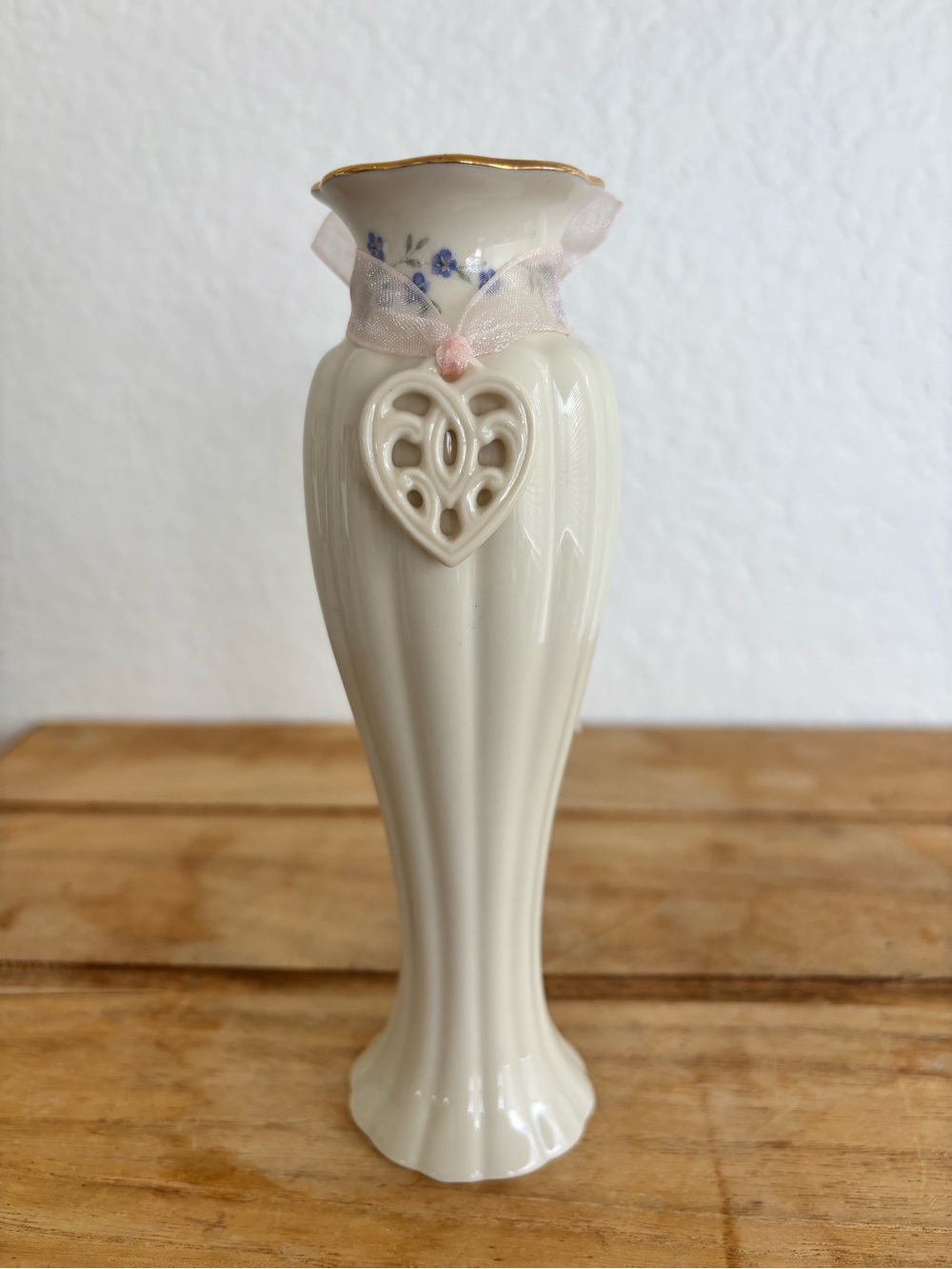 Lenox Tied With Love Bud Vase Porcelain Heart Charm Mothers Day Vintage Gold Rim